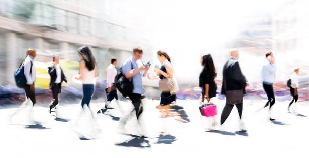 Όμορφη θολούρα των επιχειρηματικών ανθρώπων που περπατούν στην πόλη του Λονδίνου. Λονδίνο, Ηνωμένο Βασίλειο - Φωτογραφία, εικόνα