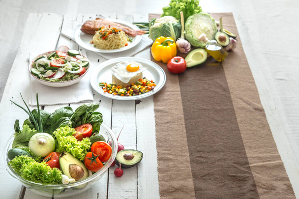 Biologisch gezond eten op de eettafel - Foto, afbeelding