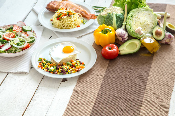 Органические здоровые продукты питания на обеденном столе
 - Фото, изображение