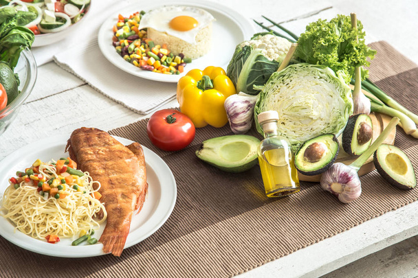 Органические здоровые продукты питания на обеденном столе
 - Фото, изображение