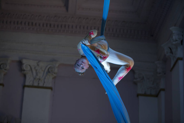 Ginastas de fala nas telas. Menina em telas acrobáticas.Perigoso Circo Tricks.Aerial ginasta
 - Foto, Imagem