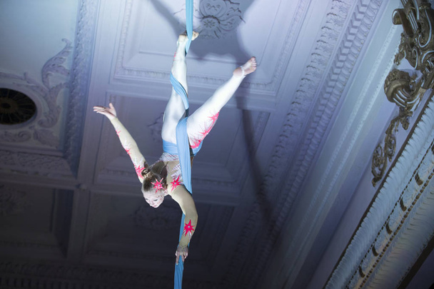 Spraakgymnasten op de doeken. Meisje op acrobatische canvases.Dangerous Circus Tricks.Aerial gymnast - Foto, afbeelding