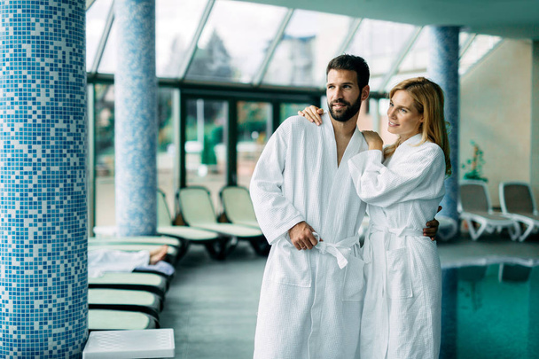 Portrait of attractive couple in spa center - Fotoğraf, Görsel