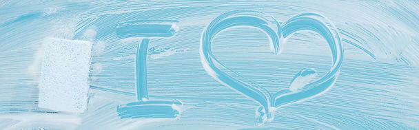 πανοραμική βολή καθαρότερο με σφουγγάρι κοντά μου αγαπώ χειρόγραφες γράμματα σε γυαλί με λευκό αφρό σε μπλε φόντο - Φωτογραφία, εικόνα