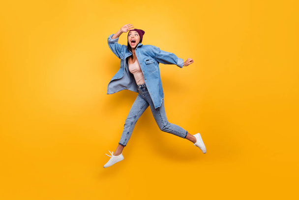 Full length body size view photo funny funky youngster person fool spring summer enjoy rejoice amazed surprised joke scream shout speed hurry motion wear trendy clothes cap isolated vivid background - Foto, imagen