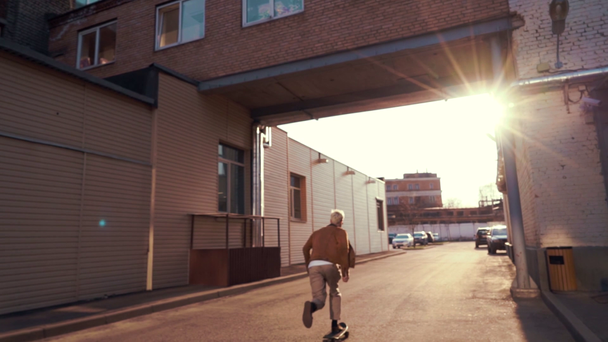 Man gaat skateboarden op de weg, mensen, sport en skateboarden. concept van actieve recreatie. Monochroom en hoog contrast. - Video