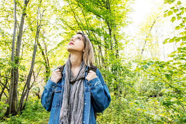 Młoda kobieta z plecakiem w lesie mieszanym - Zdjęcie, obraz