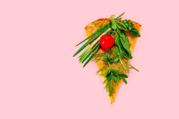 kus Pizza řez růžový pozadí žlutá zelená zelenina zelenina zelení rajčata cibule - Fotografie, Obrázek