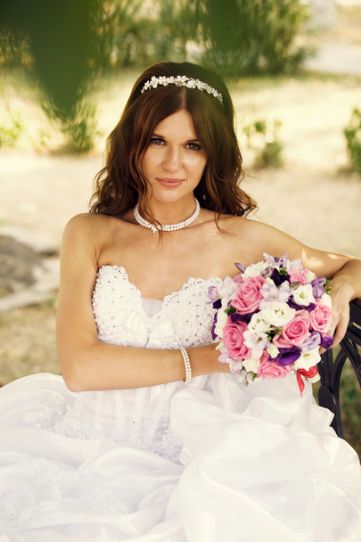 Beautiful bride in the park - Фото, зображення