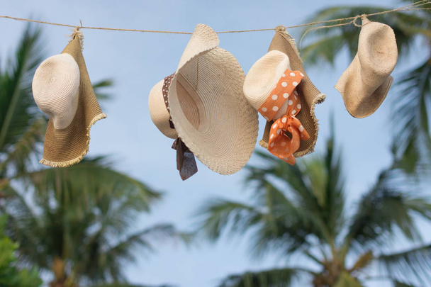 Sombrero de mujer seco al sol, ambiente veraniego
. - Foto, imagen