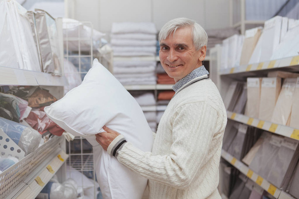 Hombre mayor de compras en la tienda de artículos para el hogar
 - Foto, imagen