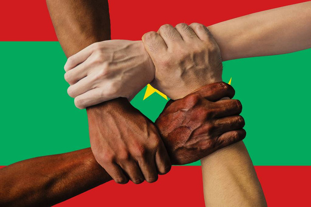 Σημαία της Μαυριτανίας, διασύνδεση μιας πολυπολιτισμικής ομάδας νέων - Φωτογραφία, εικόνα