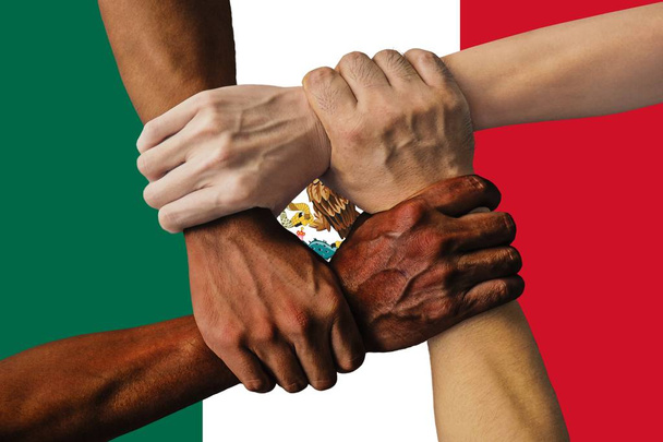 Drapeau du Mexique, intégration d'un groupe multiculturel de jeunes
 - Photo, image