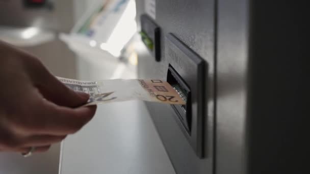 Ręka womans sprawia, że banknotu do bankomatu - Materiał filmowy, wideo