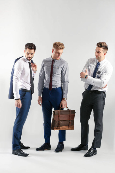 Hafif arka planda moda genç erkekler - Fotoğraf, Görsel