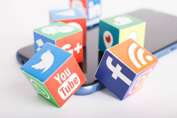 KAZAN, RÚSSIA - 27 de janeiro de 2018: cubos de papel com logotipos populares de mídia social estão no smartphone
 - Foto, Imagem