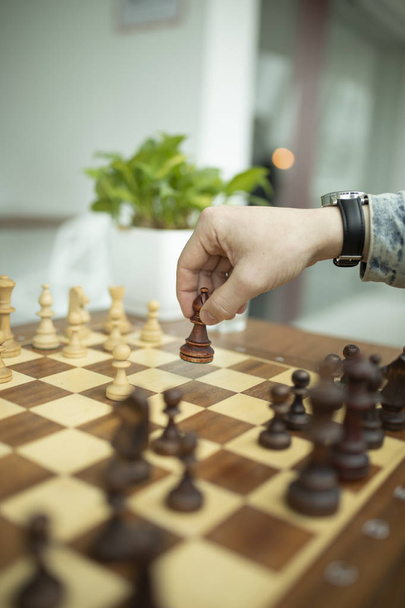 Muž hrající šachy. Koncepce obchodní strategie a taktiky - Fotografie, Obrázek