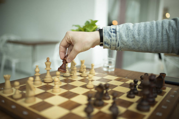 Чоловік грає в шахи. Концепція бізнес стратегії та тактики
 - Фото, зображення