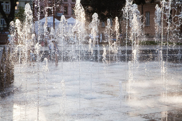 muzikale fontein in de zon  - Foto, afbeelding