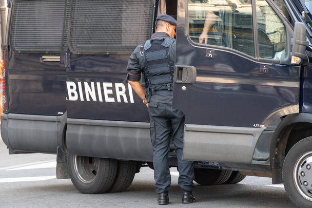 Roma, Italia - 10 agosto 2018: Ritorno girato carabiniere italiano vicino al camion. I Carabinieri sono una forza militare incaricata di compiti di polizia
 - Foto, immagini