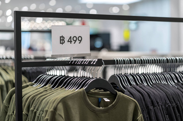 Sale off mock up werben Displayrahmen-Einstellung über der Wäscheleine im Kaufhaus für Shopping, Businessmode und Werbekonzept - Foto, Bild