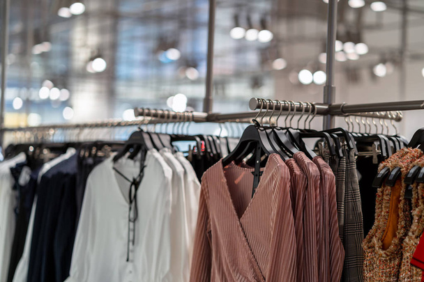 kleding lijn in glazen winkel bij het winkelen warenhuis voor winkelen, bedrijfsconcept mode en reclame - Foto, afbeelding