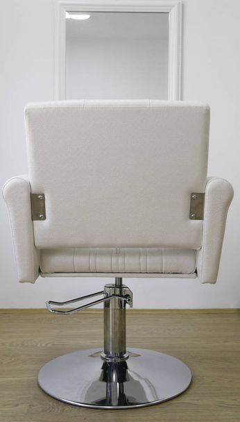 White hairdressing chair in front of the mirror - from the back - Fotoğraf, Görsel