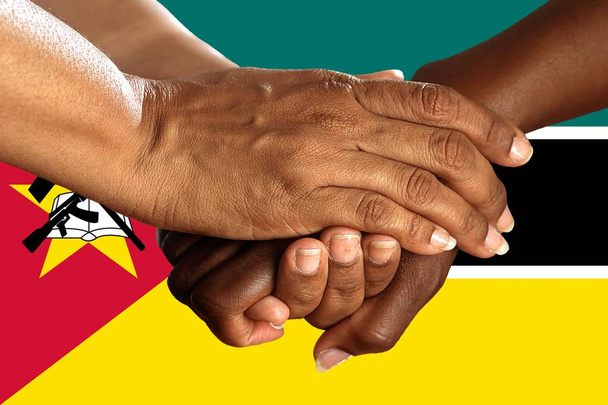 Bandera de Mozambique, integración de un grupo multicultural de jóvenes
 - Foto, imagen
