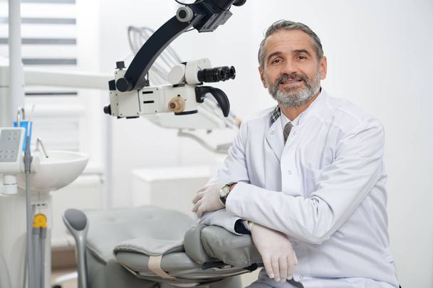 Dentist posing on workplace in modern clinic. - Foto, Imagem
