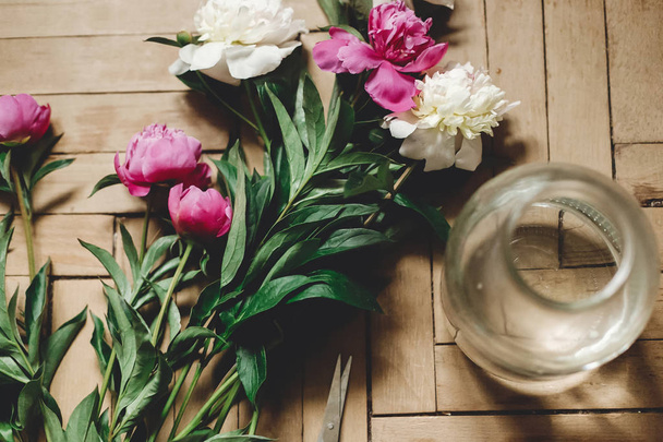 Beautiful pink and white peonies on rustic wooden floor with old - Foto, Imagen