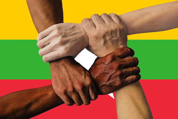 Bandera de Myanmar, integración de un grupo multicultural de jóvenes
 - Foto, imagen