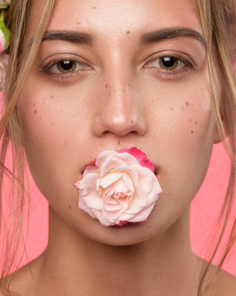 Красивий портрет жінки обличчям з веснянками і короною трояндових квітів у волоссі
 - Фото, зображення