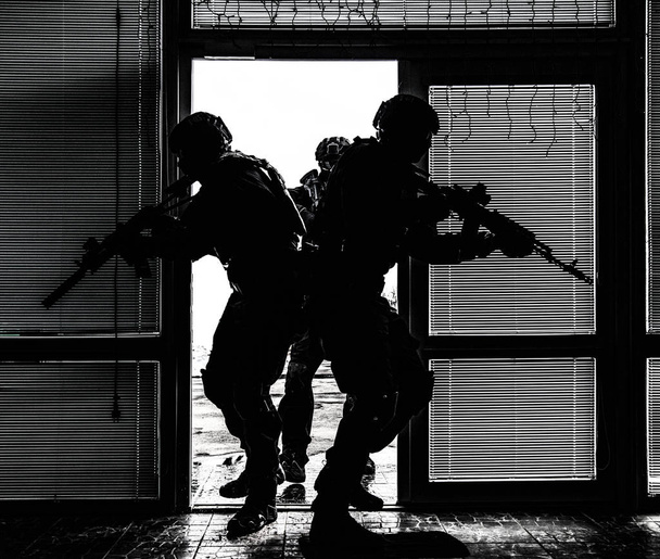 SWAT csapata átjárónyitás ajtót és ostromát apartmanok - Fotó, kép