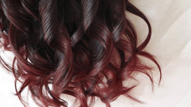 Uzun sağlıklı kırmızı renkli saç Yakın çekim - Fotoğraf, Görsel