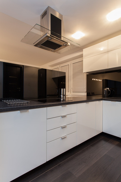 Apartamento minimalista - balcão de cozinha
 - Foto, Imagem