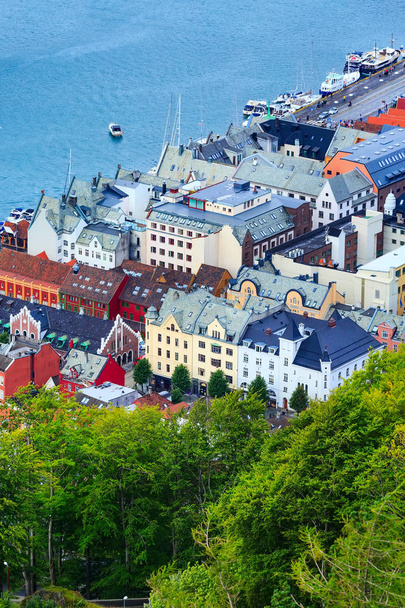 Luchtfoto van Bergen (Noorwegen) met kleurrijke huizen - Foto, afbeelding
