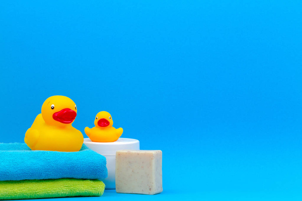 Baby-Accessoires für Bad mit gelben Gummi-Enten auf blauem Hintergrund - Foto, Bild