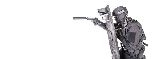 SWAT Fighter schuil achter ballistisch schild op wit - Foto, afbeelding