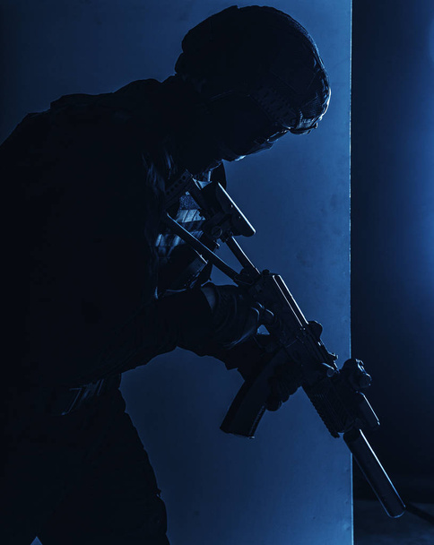 SWAT harcos a elhallgattatott gépkarabély lő - Fotó, kép