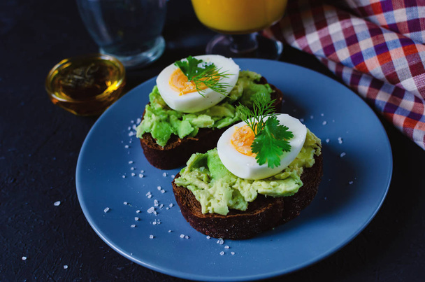 Egészséges, egészséges snack (reggeli)-egy szendvicset avokádóval és  - Fotó, kép