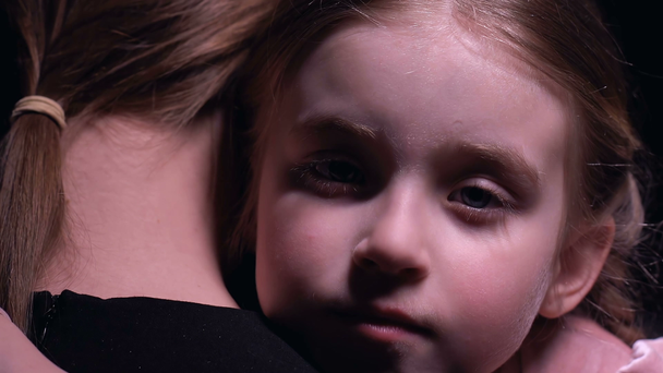 Menina órfã perturbada abraçando mãe adotiva, criança pequena que precisa de família, apoio
 - Filmagem, Vídeo