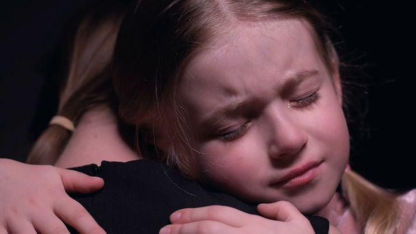Niña huérfana llorando abrazando voluntaria, buscando atención y apoyo, orfanato
 - Metraje, vídeo