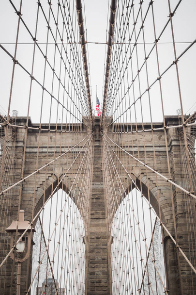 Brooklyn bridge famous architecture towards downtown Manhattan - Fotoğraf, Görsel