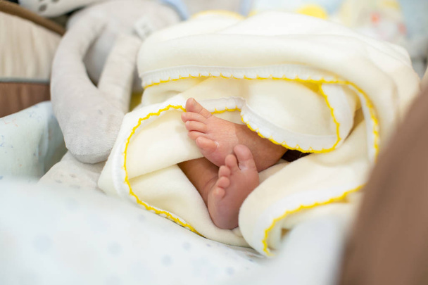Tiny pasgeboren baby voeten, kleine tenen gekruld omhoog, gezondheidszorg, Pediatri - Foto, afbeelding