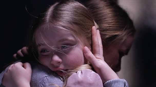 Mutter umarmt Kind zum Schutz vor bösem Ehemann, Gewalt in der Familie, Missbrauch - Filmmaterial, Video