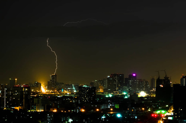 Δραματική βροντή θύελλα Κεραυνός για την οριζόντια scape ουρανό και πόλη - Φωτογραφία, εικόνα