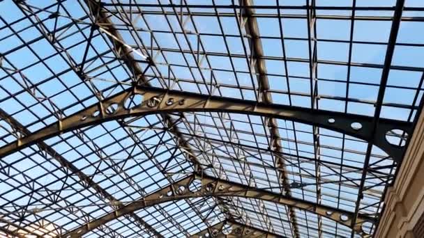 駅のガラスと金属の屋根に沿ってゆっくりと移動するカメラの4k映像。あなたのショットのための完璧な背景 - 映像、動画