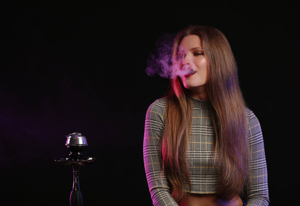 若いです女性喫煙フカオンダーク背景 - 写真・画像