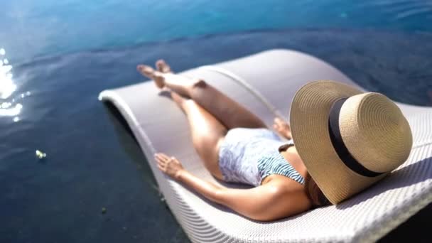 zdjęcia pięknej Azji młoda kobieta relaks w basenie - Materiał filmowy, wideo