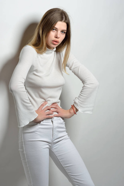 sexy belle femme en blanc vêtements posant en studio avec whit
 - Photo, image